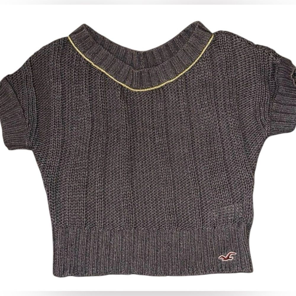 Hollister short sleeve slightly cropped knit sweater. Size L